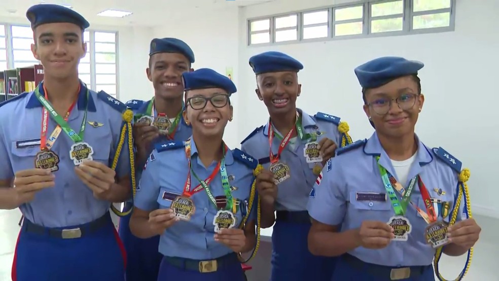 Alunos do CPM Lobato descobriram seis asteroides em programa da Nasa — Foto: TV Bahia