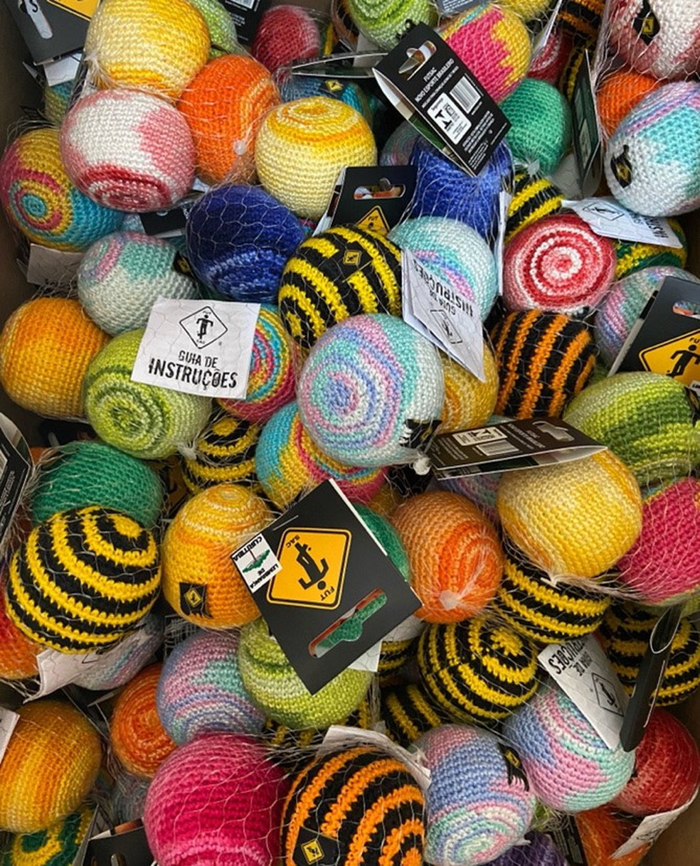 Bolinhas do futebol de saco são feitas de crochê e recheadas com 'lentilhas' de plástico — Foto: Arquivo pessoal