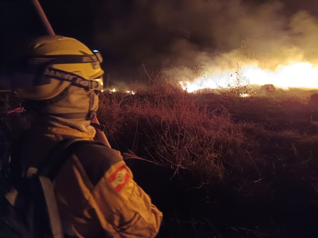 Bombeiros de SC atuam por 10 horas em campo durante 1º dia de ajuda no combate a incêndios no MS