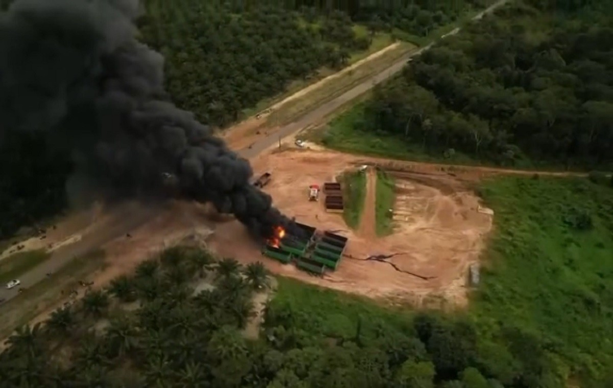 Homens encapuzados incendeiam caminhões de empresa de dendê em Irituia; suspeito morre após confronto com a PM