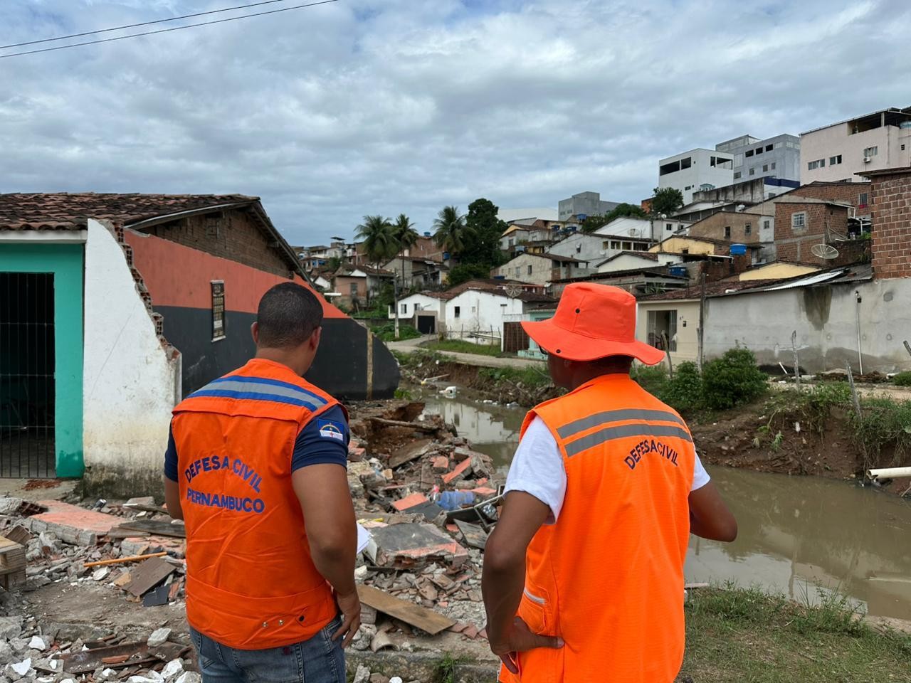 Pernambuco tem mais de 9,5 mil pessoas desabrigadas ou desalojadas pelas chuvas, diz Defesa Civil