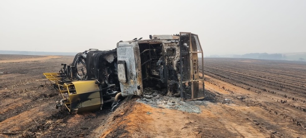 Caminhão que pegou fogo e matou dois funcionários que combatiam incêndio em Urupês (SP) — Foto: Thiago Vasconcelos/TV TEM
