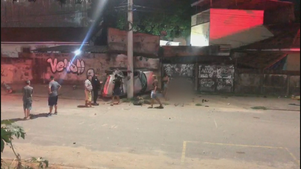 Carro de passeio que foi atingido por viatura na Zona Norte do Rio — Foto: Reprodução/TV Globo