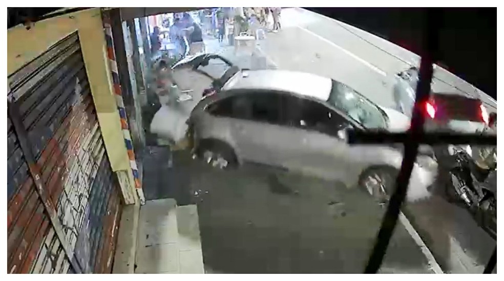 Três pessoas foram atropeladas por motorista embriagado na Avenida Imperador, Vila Jacuí, Zona Leste de São Paulo. — Foto: Reprodução/TV Globo