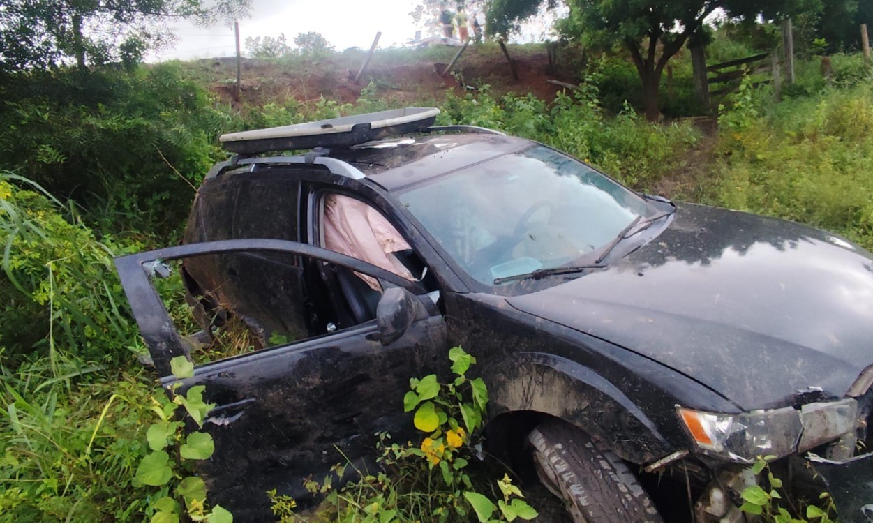 Carro conduzido por militar do Exército bate em caminhão, capota e cai em ribanceira na MGC-418