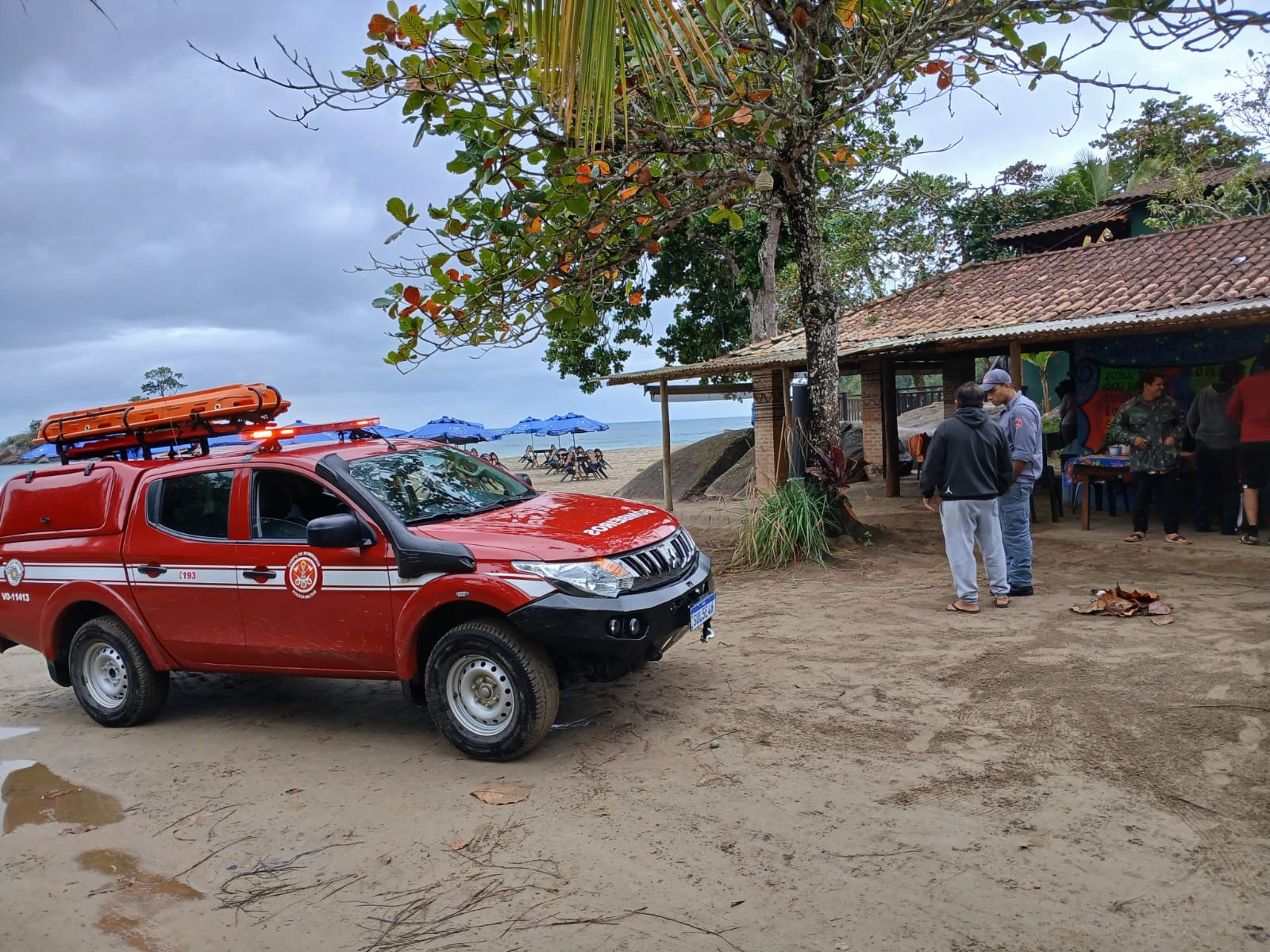 Embarcação bate em pedra e afunda no mar em Ilhabela; pescador resgata seis pessoas