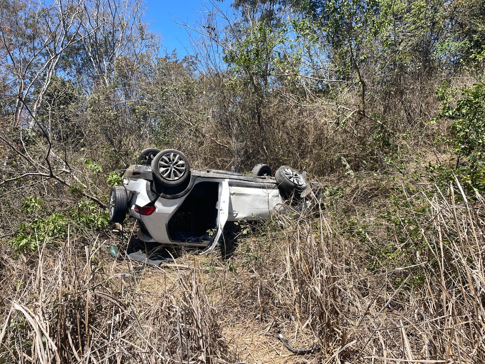 Bebê de 9 meses escapa ilesa de capotamento de carro na BR-251