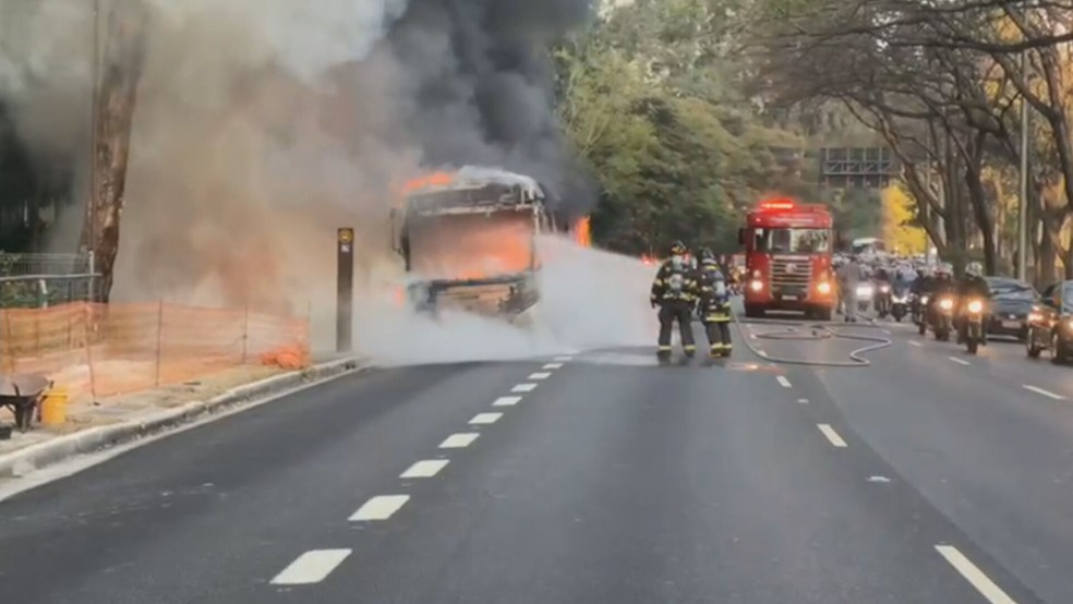 Bombeiros foram acionados após ônibus e moto pegarem fogo na Marginal Pinheiros — Foto: Reprodução/TV Globo