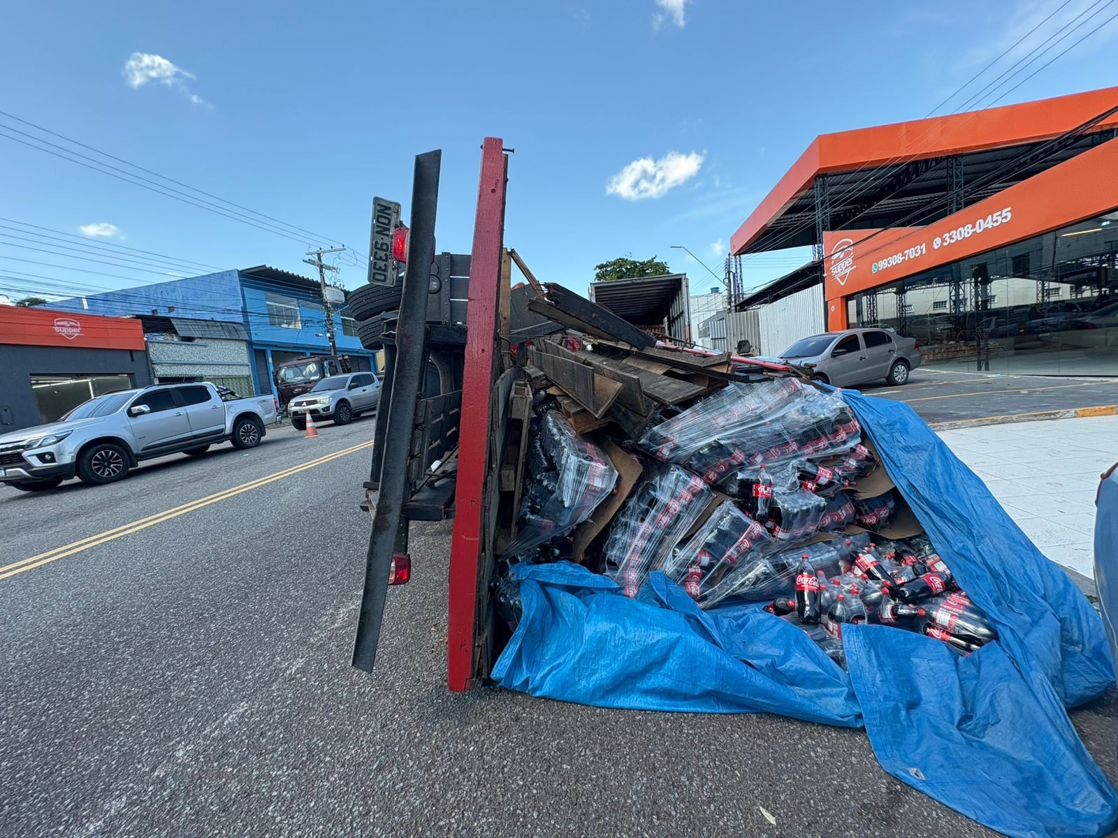 Caminhão tomba ao tentar dobrar em avenida na Zona Sul de Manaus