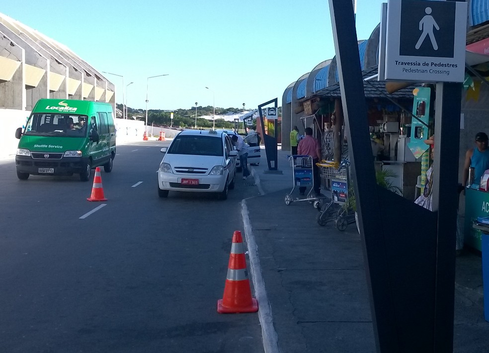 Cone e placa fake: como é a reserva ilegal de vaga de estacionamento
