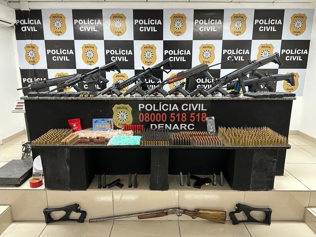 Polícia apreende fuzis, metralhadoras, espingarda e pistolas durante operação no RS; duas pessoas foram presas