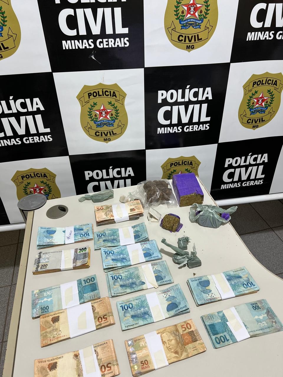 Polícia Civil prende homem por tráfico e apreende maconha, haxixe, skunk e R$ 13 mil na casa dele