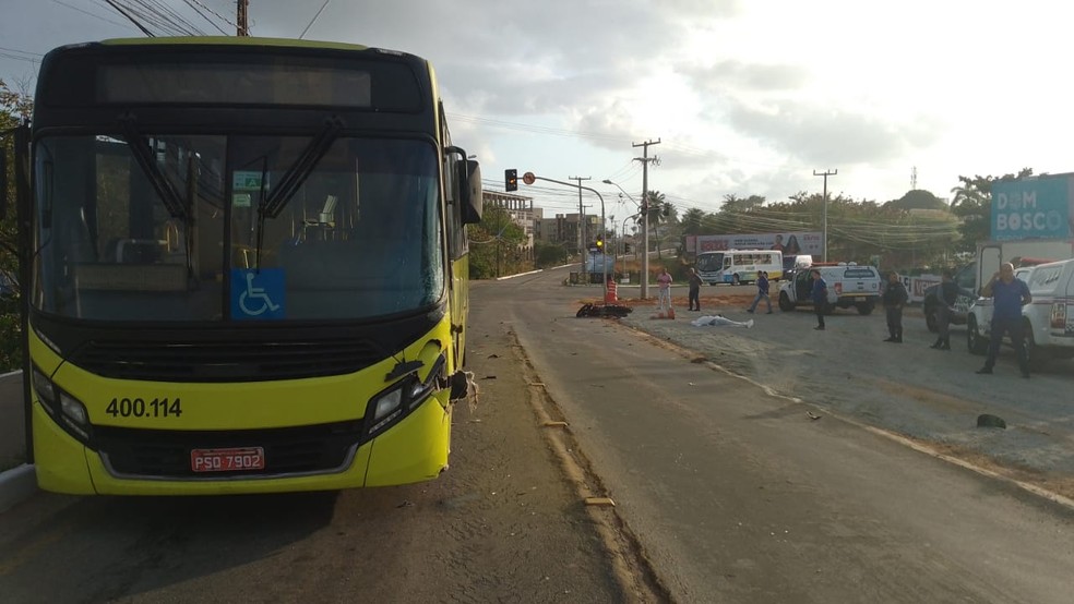 Motociclista morre após colidir em ônibus em São Luís — Foto: Juvêncio Martins/TV Mirante