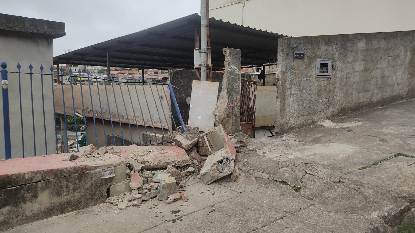 Ônibus urbano guinchado se desprende e bate em muro de casa em Juiz de Fora; VÍDEO