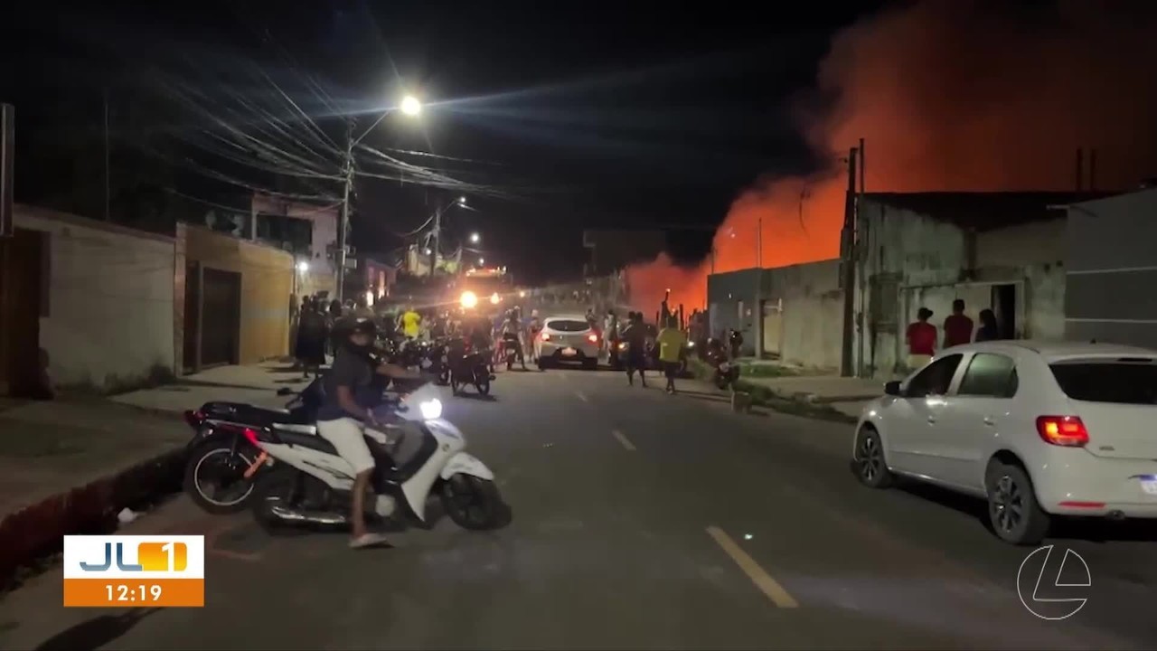 Chamas e fumaça saindo de movelaria desativada em Paragominas