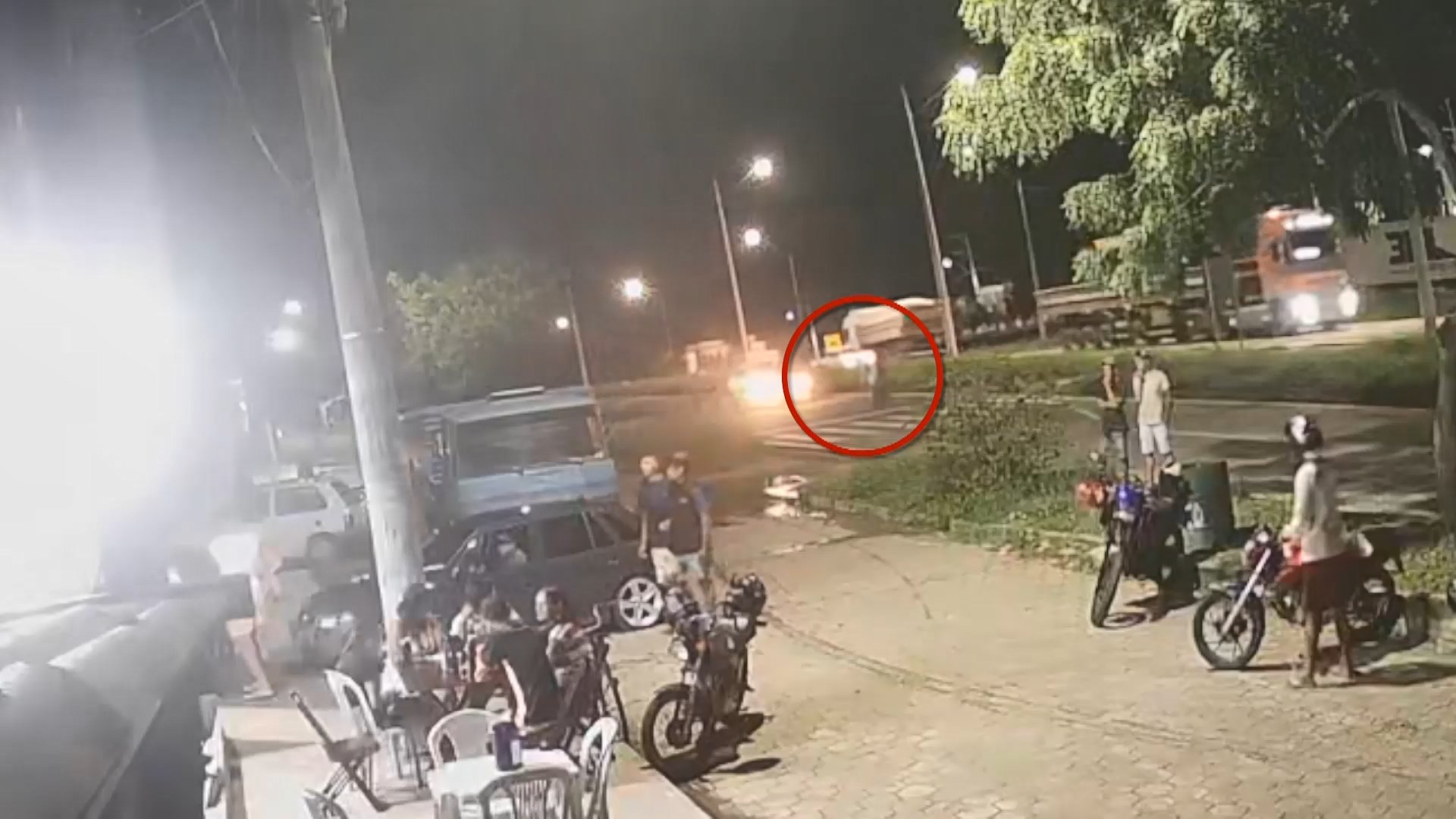 VÍDEO: Mulher morre atropelada na faixa de pedestres; motorista foge sem prestar socorro e causa outro acidente no ES