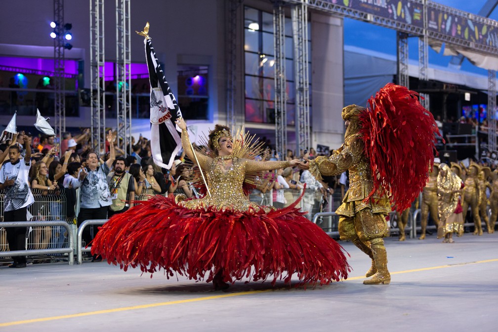 Assistir Carnaval - Wagner e Gabi formam o primeiro casal de mestre-sala e  porta-bandeira da Gaviões online