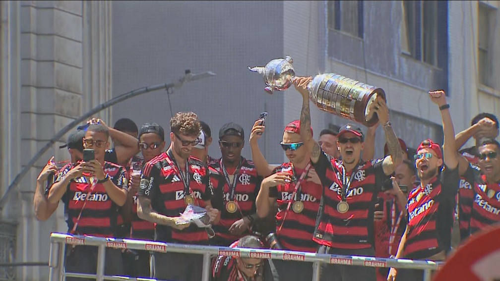 Pedro ergue a Taça Libertadores — Foto: Reprodução/GloboNews