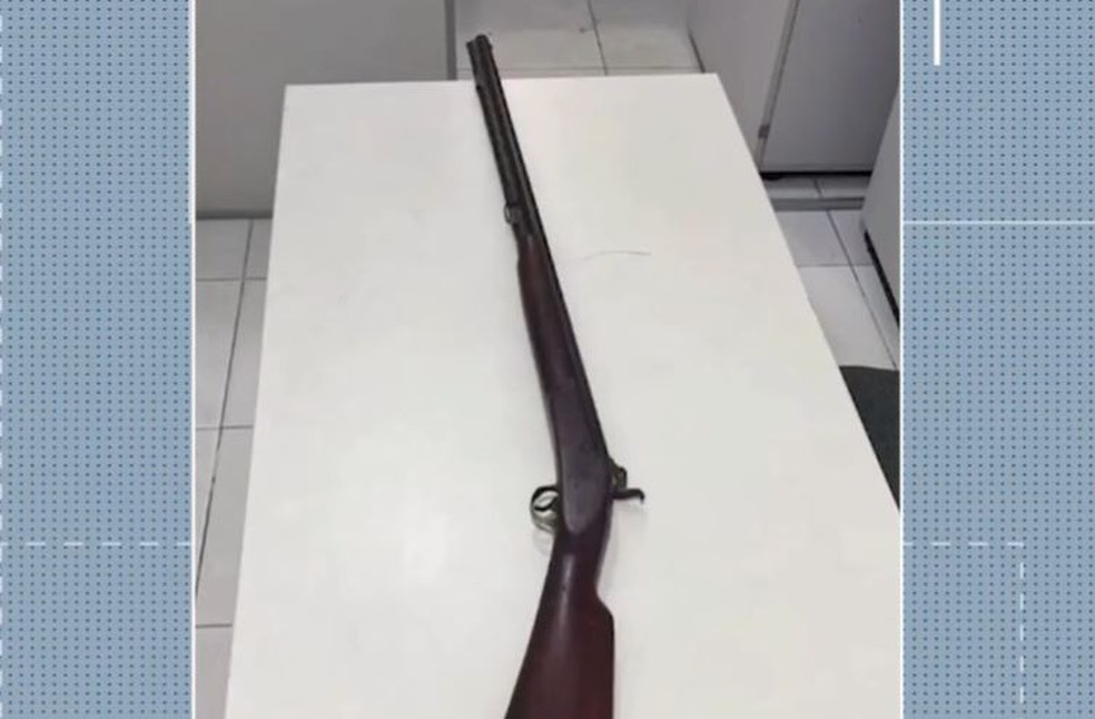 Uma das espingardas roubadas durante ação dos criminosos na delegacia de Fagundes, no Agreste da Paraíba — Foto: TV Paraíba/Reprodução