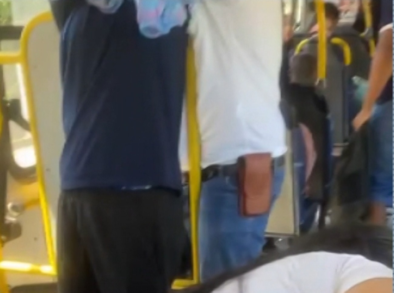 Adolescente de 15 anos denuncia agressão de motorista de ônibus escolar: 'me enforcou'