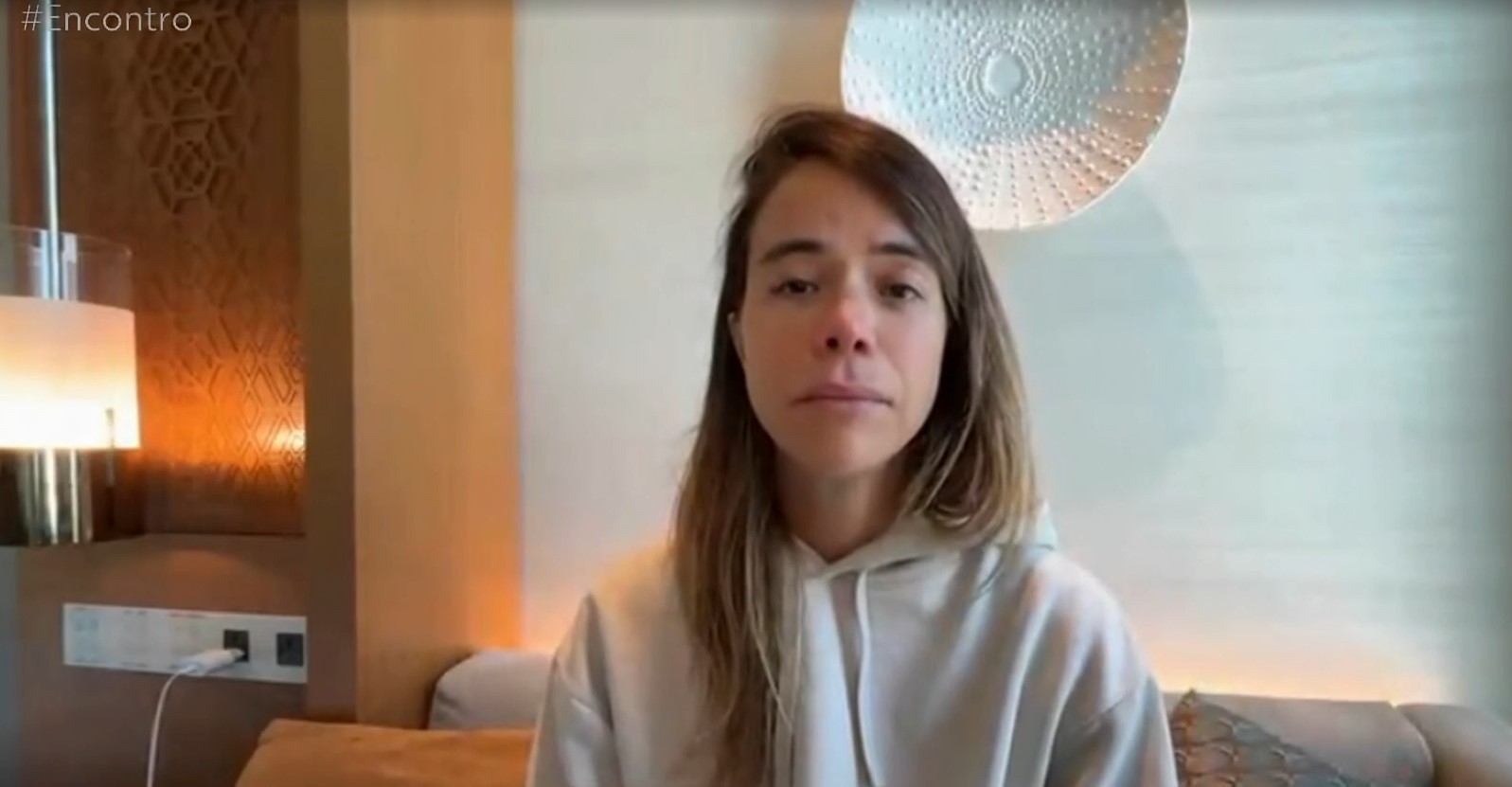 'Presa' no Catar, atriz Miá Mello consegue remarcar voo e prepara retorno ao Brasil: 'Ainda não estamos 100% seguros' 