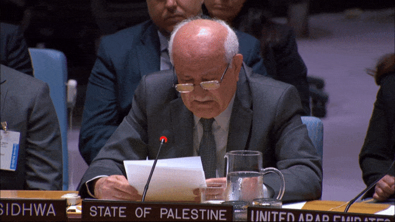 Embaixador da Palestina na ONU bate na mesa e chora ao falar de crianças que morreram em Gaza: 'Coração não suporta'
