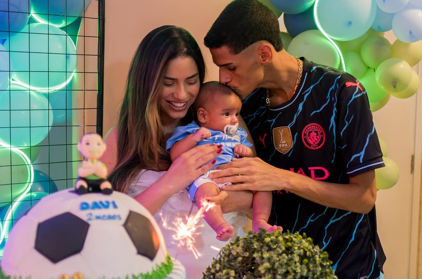 Após término, Luva de Pedreiro e Távila Gomes celebram 2º mês do filho: 'Presente que Deus nos deu'