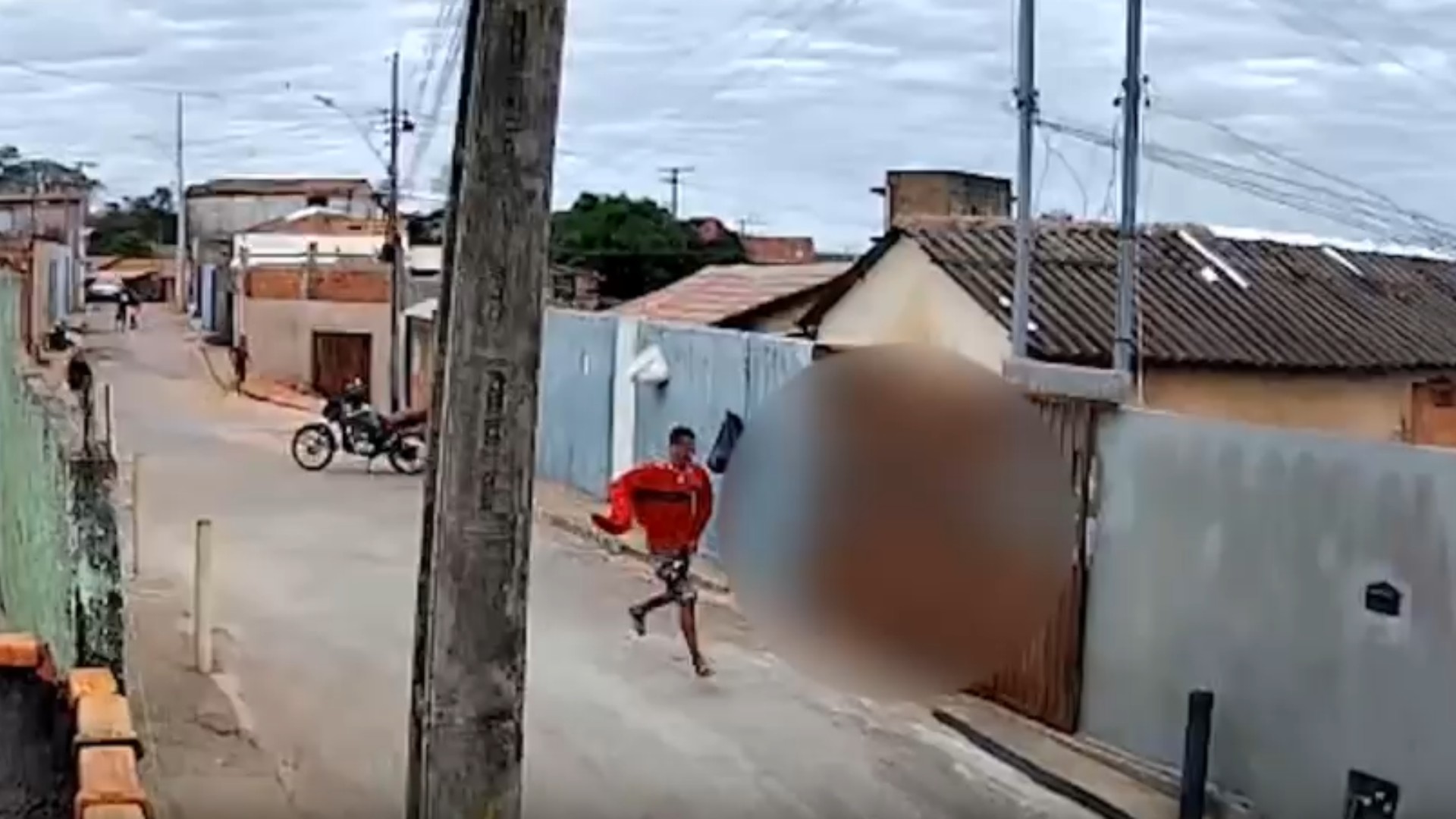VÍDEO: Discussão termina em troca de tiros no meio da rua e deixa dois homens feridos em MG