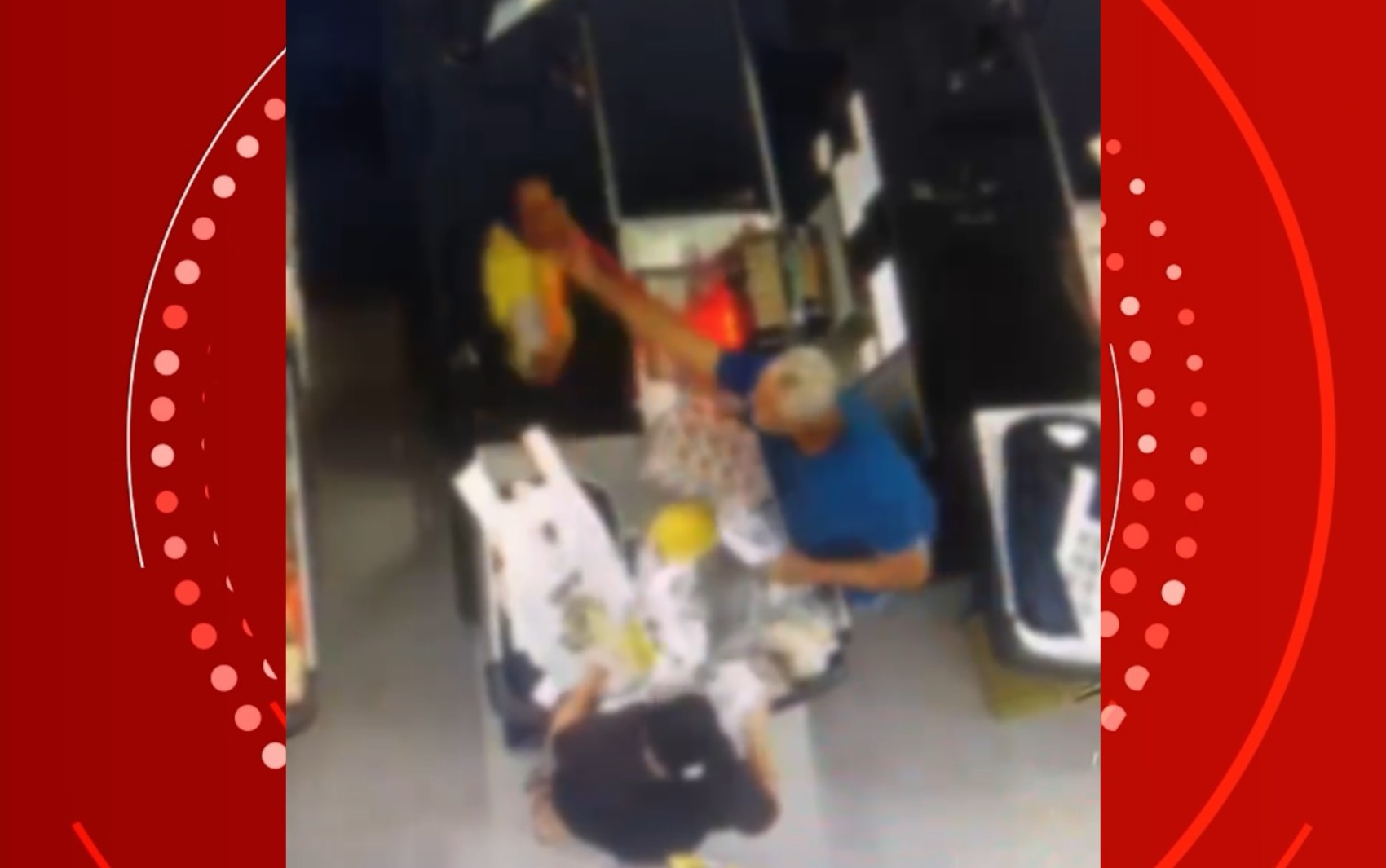 VÍDEO: Operadora de caixa de supermercado é agredida por cliente por 'passar verduras rápido demais'