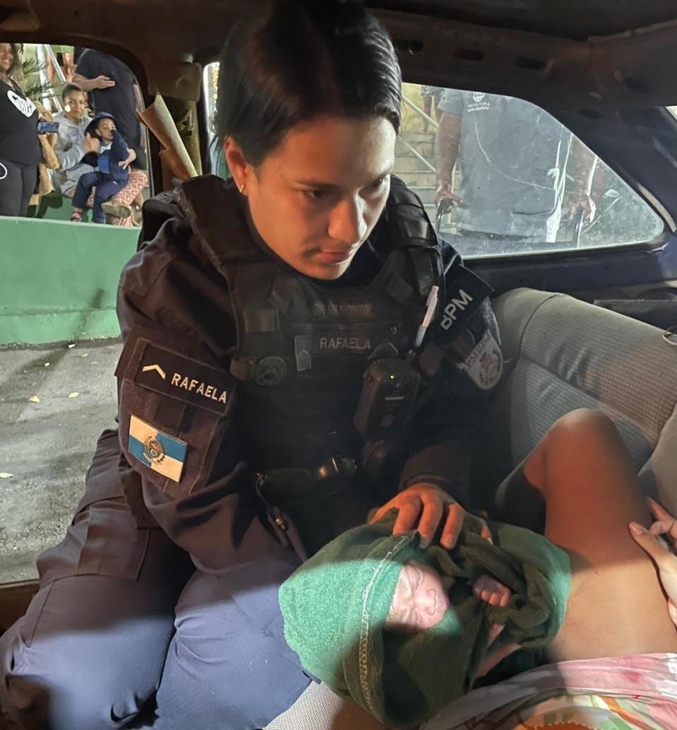 Mulher dá à luz em viatura da PM em Nova Iguaçu