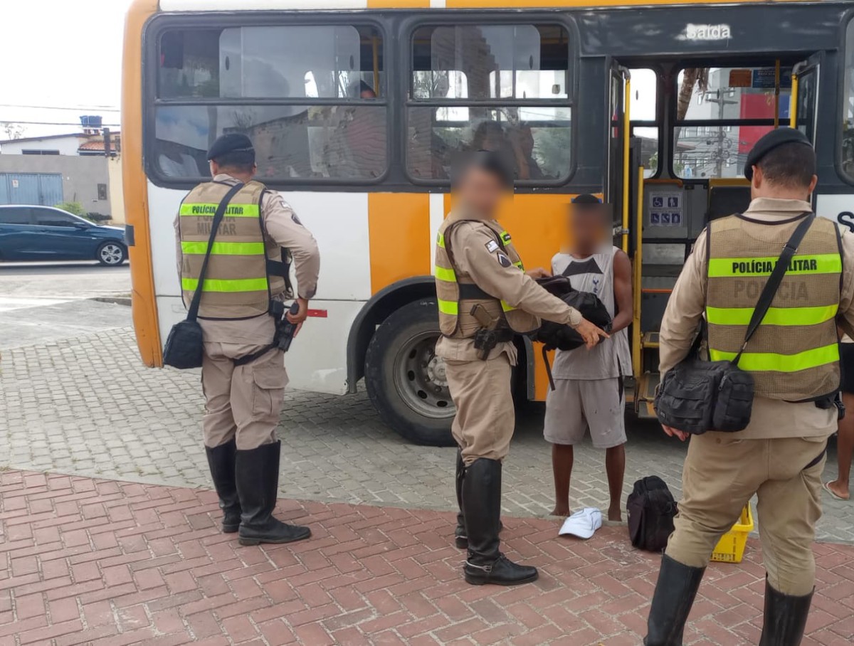 Homem é preso com drogas em ônibus coletivo após alegar que transportava cuscuz em mochila na Bahia