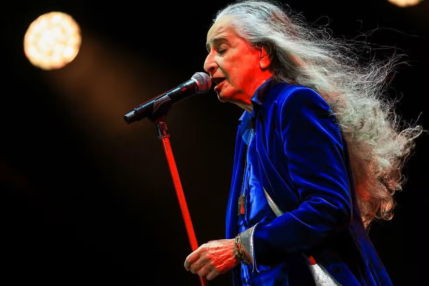 Maria Bethânia estreia show na Bahia com a inédita 'Luz e clarão' entre as 24 músicas do roteiro repleto de sucessos