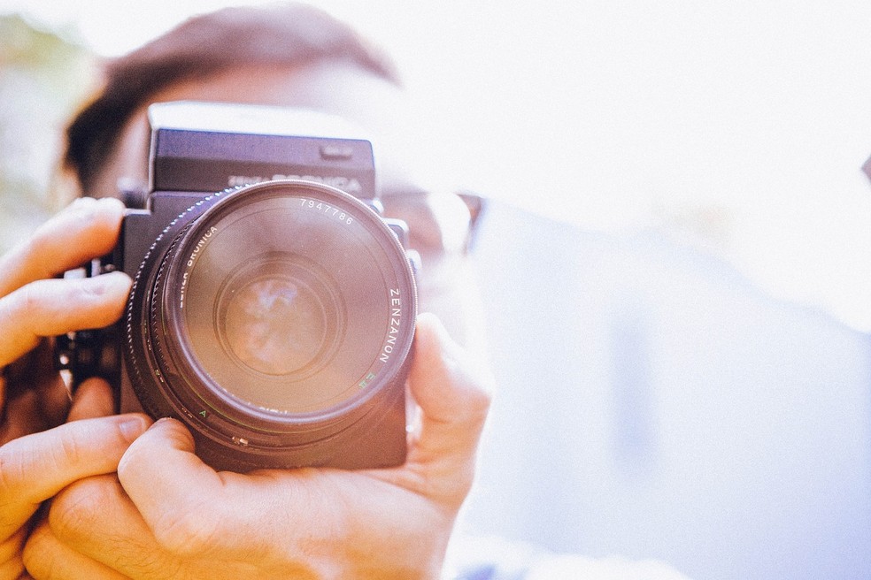 Homem com câmera fotográfica posicionada no rosto — Foto: Pixabay/Imagem ilustrativa