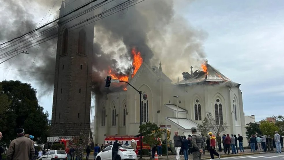 Incêndio atinge Igreja Matriz de Flores da Cunha na Serra — Foto: Júlio César Ruaro/Divulgação