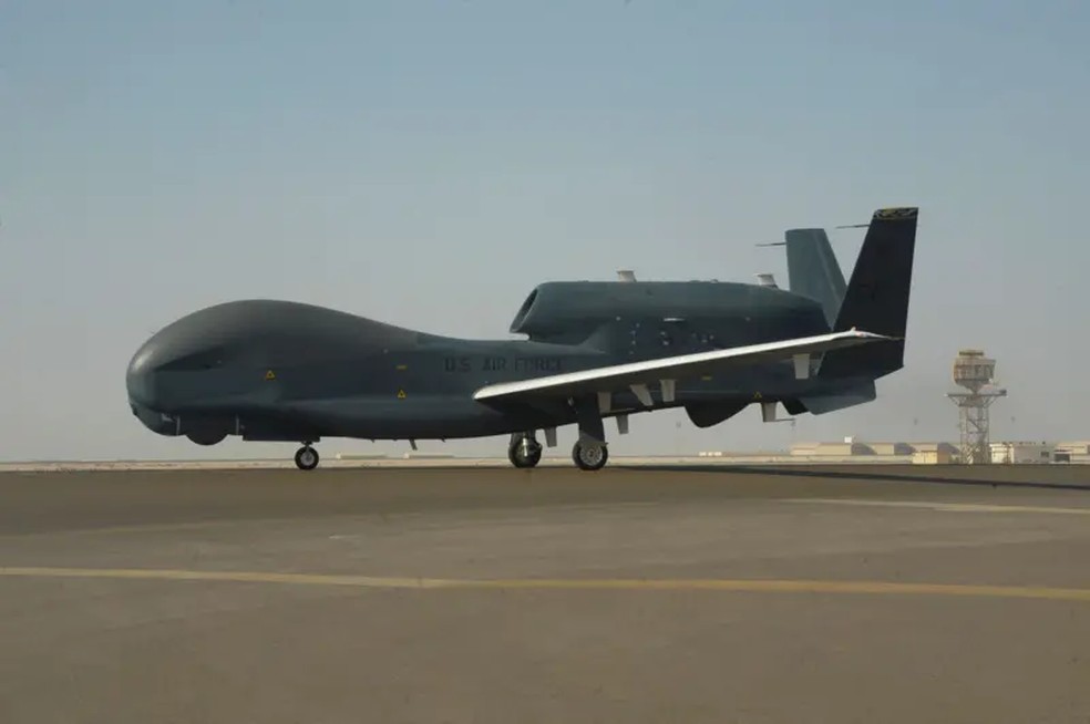 Avião não tripulado de vigilância e reconhecimento RQ-4 Global Hawk na base de Al Dhafra, nos Emirados Árabes Unidos — Foto: United States Air Force via EPA/BBC