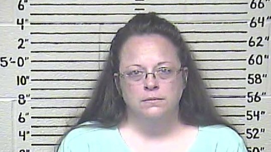 Suprema Corte dos EUA é instada a anular decisão histórica sobre casamento entre pessoas do mesmo sexo - A solicitação faz parte de um recurso movido por Kim Davis , ex-escrivã do condado de Kentucky que foi presa por seis dias em 2015 após se recusar a emitir licenças de casamento para um casal gay por motivos religiosos.