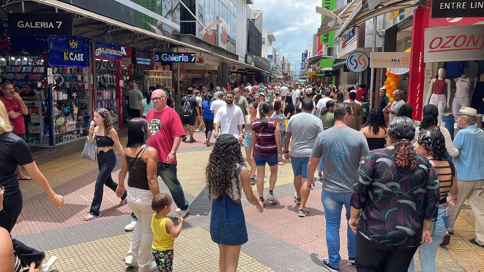 Comércio de rua e shoppings de São José e Taubaté ampliam horário de funcionamento para o Natal