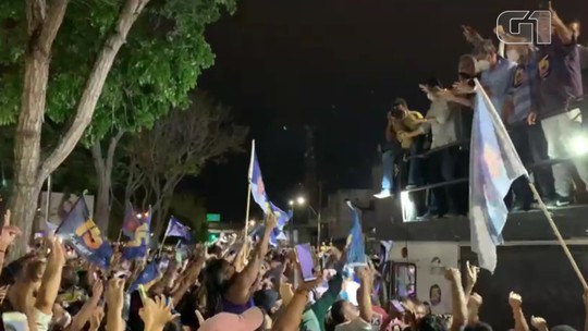 Centenas de pessoas se aglomeram após resultados das eleições municipais em Feira de Santana e Vitória da Conquista - Programa: G1 BA 