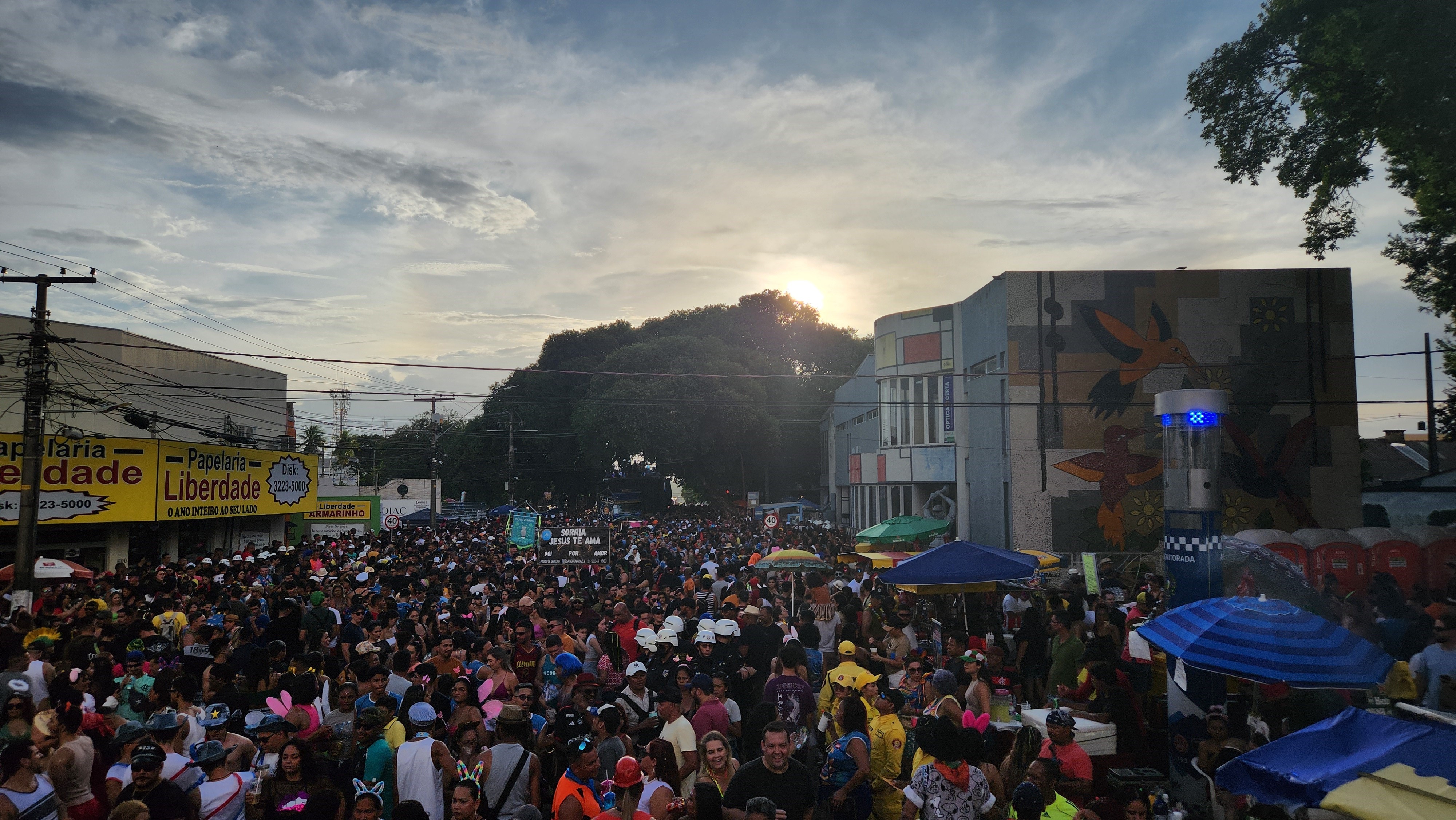 O sol mais uma vez marcou presença no disfile da Banda do Vai Quem Quer — Foto: Mateus Santos/g1
