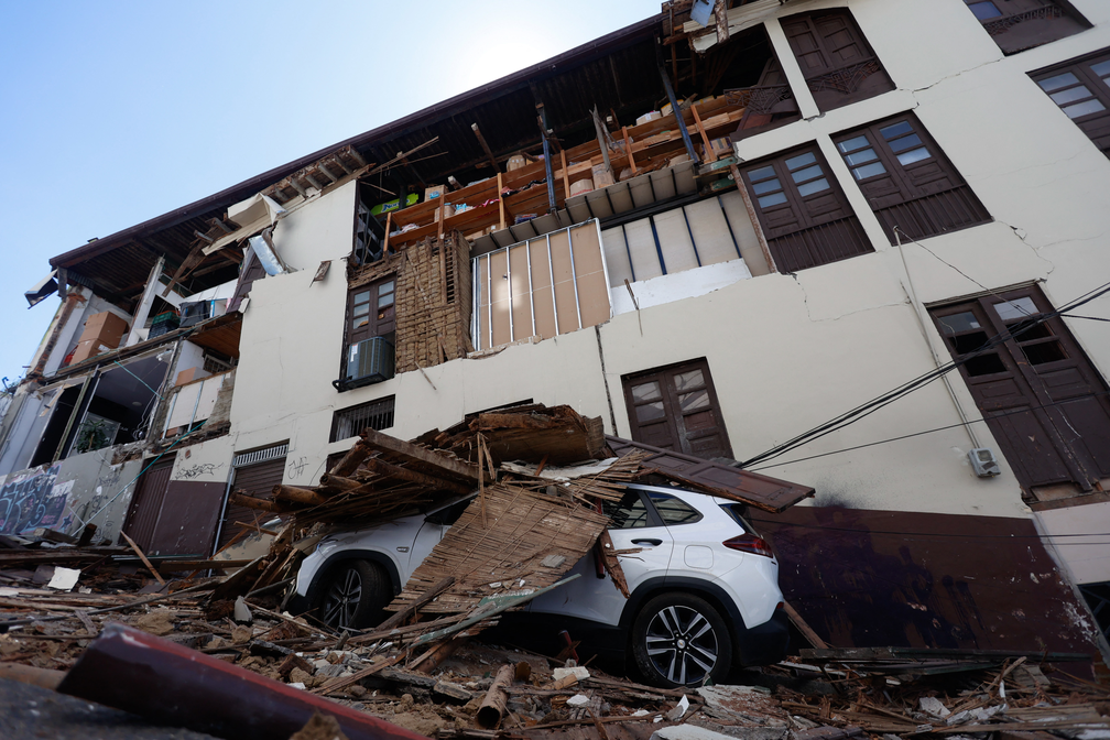 Vista de um pr�dio danificado e um carro ap�s um terremoto em Manizales, departamento de Caldas, Col�mbia, em 10 de agosto de 2026 � Foto: JOHN BONILLA / AFP