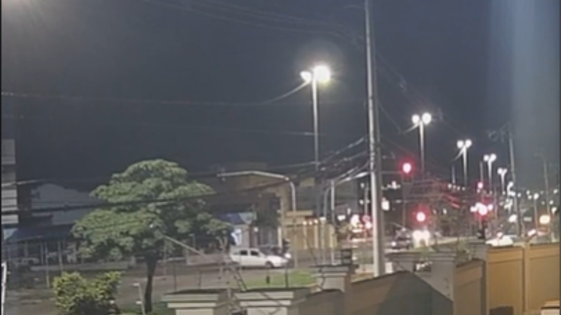 Motociclista avança sinal vermelho, bate contra carro e é arremessado por cima do veículo em Sorocaba; VÍDEO