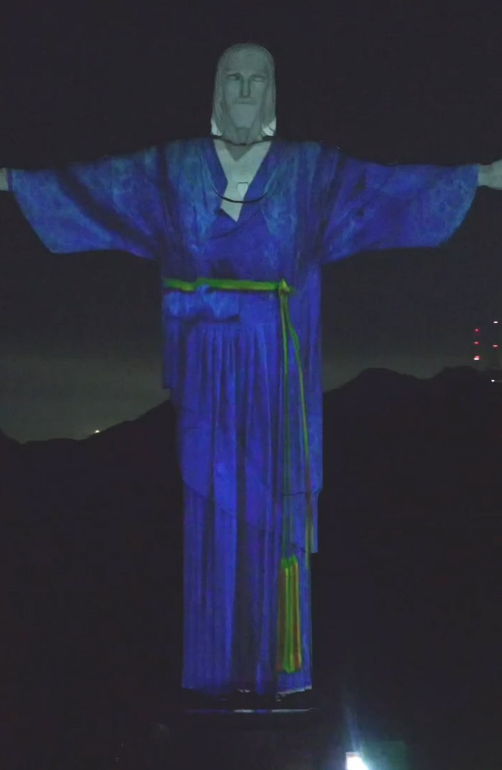 Cristo Redentor veste hanbok em homenagem às relações entre Brasil e Coreia do Sul — Foto: Divulgação/ Santuário do Cristo Redentor