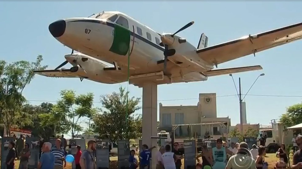 Monumento com avião Bandeirante em Bauru; uma homenagem a Ozires da Silva — Foto: TV TEM / Arquivo