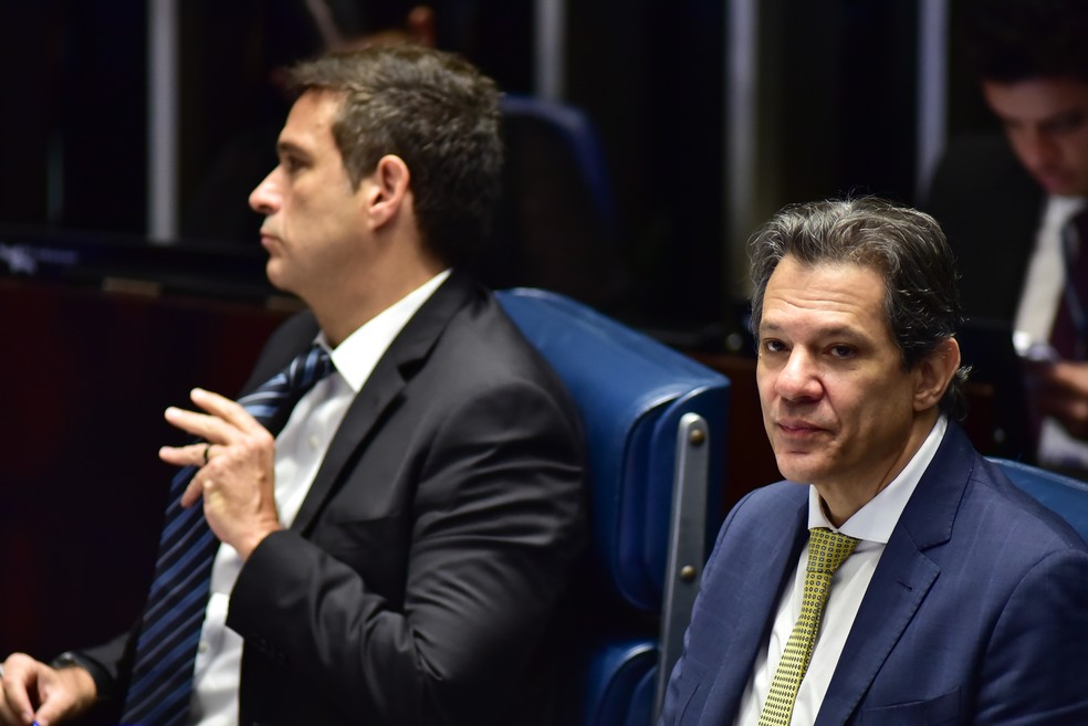 Presidente do Banco Central, Roberto Campos Neto, e o ministro da Fazenda, Fernando Haddad, durante debate no Senado — Foto: TON MOLINA/FOTOARENA/FOTOARENA/ESTADÃO CONTEÚDO