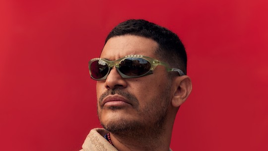 Criolo festeja 50 anos com outro álbum de samba, turnê e livro feito com a mãe -