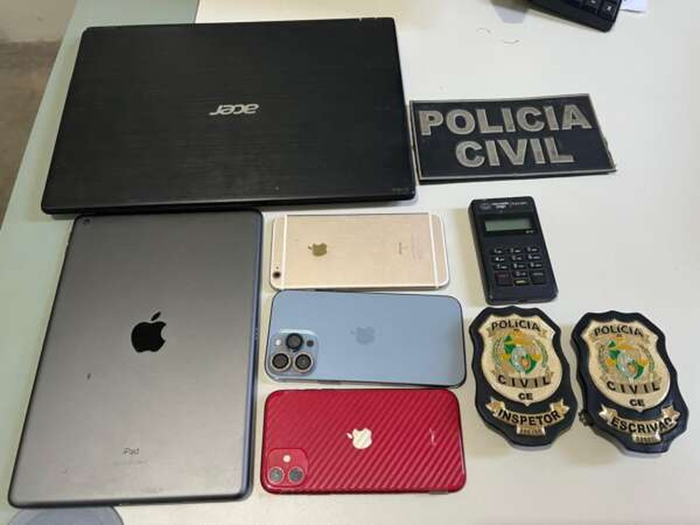 Polícia apreendeu aparelhos eletrônicos com dona de loja de roupas presa em Caucaia por aplicar golpes em mais de 300 clientes. — Foto: Polícia Civil/ Divulgação