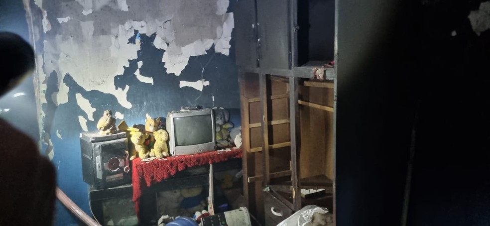 Corpo da menina de 2 anos foi localizado pelos bombeiros embaixo de uma cama. — Foto: Corpo de Bombeiros/ Divulgação