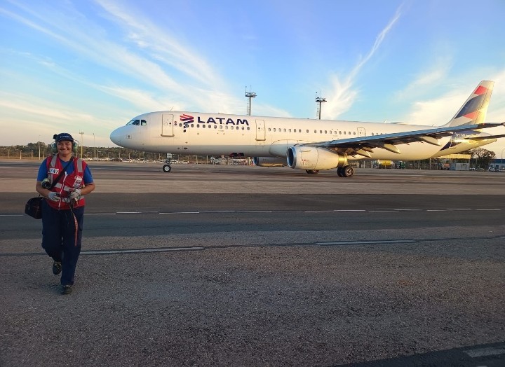Aos 46 anos, mulher troca máquinas agrícolas por aviões e vira mecânica aeronáutica no DF