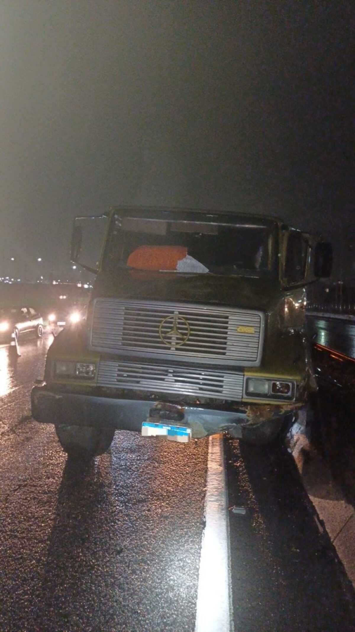 Motorista perde controle da direção e bate caminhão contra mureta central na Via Dutra, em Itatiaia