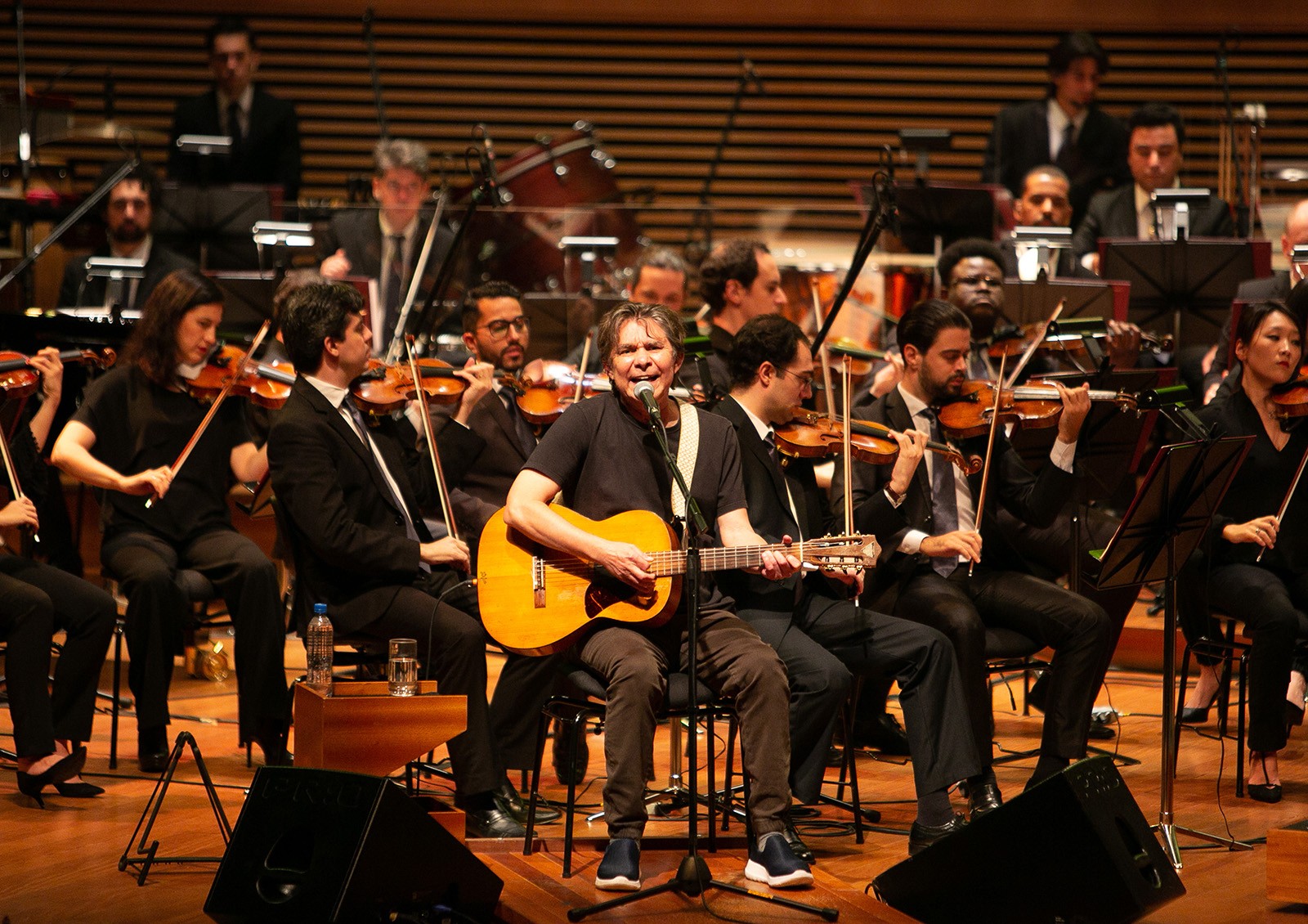 Lô Borges revisa 50 anos de música em álbum ao vivo com Orquestra Filarmônica de Minas Gerais